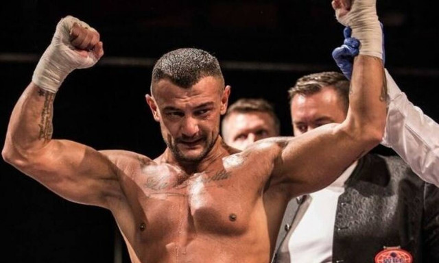 Τούρκος μποξέρ κατέρρευσε στο ρινγκ την ώρα του αγώνα – Υπέστη καρδιακή ανακοπή και κατέληξε (vid)