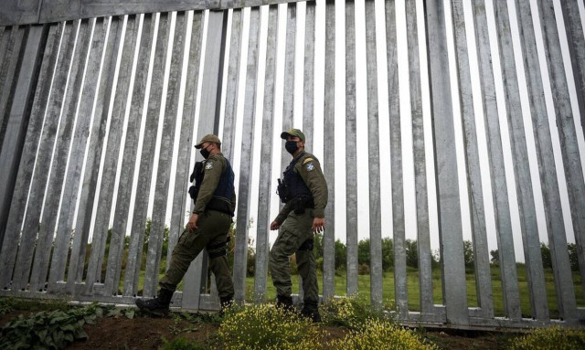 Politico: Η Ελλάδα θέλει να επεκτείνει το τείχος στον Έβρο κατά 80 χιλιόμετρα