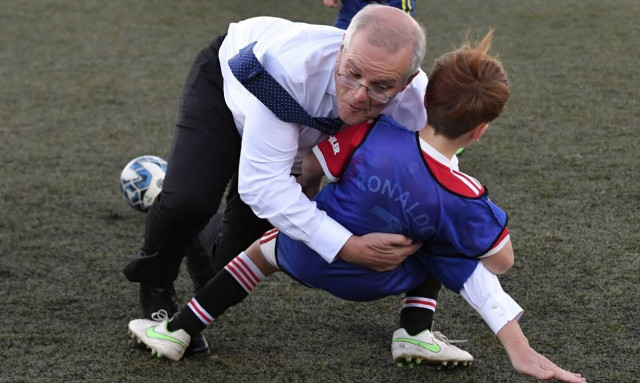 Ο πρωθυπουργός της Αυστραλίας παρέσυρε και γκρέμισε παιδί σε προεκλογικό «event» (vid)