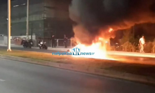 Πάτρα: Σοβαρό τροχαίο με τραυματία - Η μηχανή τυλίχτηκε στις φλόγες (video)