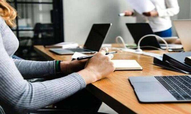 Έρευνα: Ενας στους δύο νέους εργαζόμενους ζουν με το άγχος για τον επόμενο μισθό τους