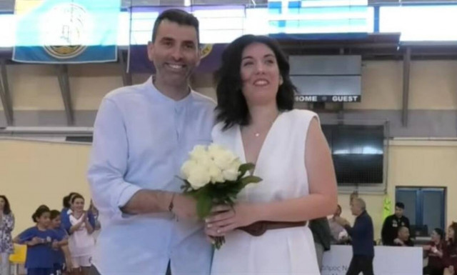 Γάμος σε γήπεδο μπάσκετ: Ζευγάρι παντρεύτηκε στο παρκέ