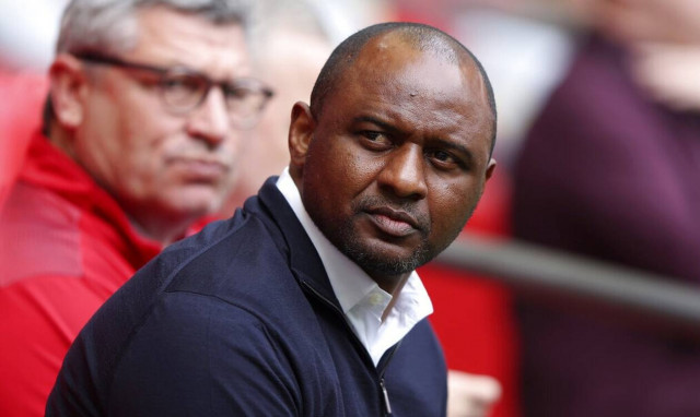 Premier League: Χαμός στον αγώνα Έβερτον-Κρίσταλ Πάλας – Ο Πατρίκ Βιεϊρά κλώτσησε οπαδό