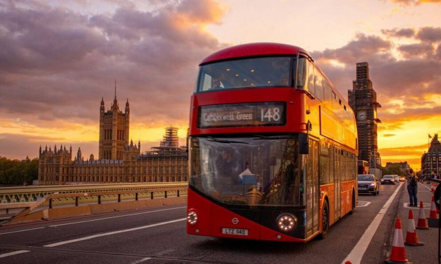 Μεθυσμένος Βρετανός έκλεψε λεωφορείο για να γυρίσει σπίτι του και έκανε ζημιά 7.000 ευρώ