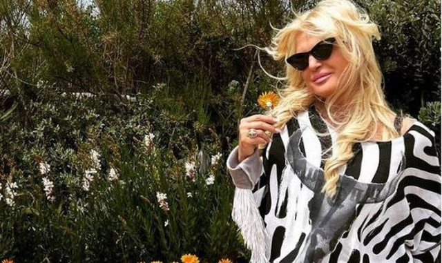 Μαρίνα Πατούλη: Aναστάτωσε την Μύκονο με το σέξι ροζ συνολάκι της