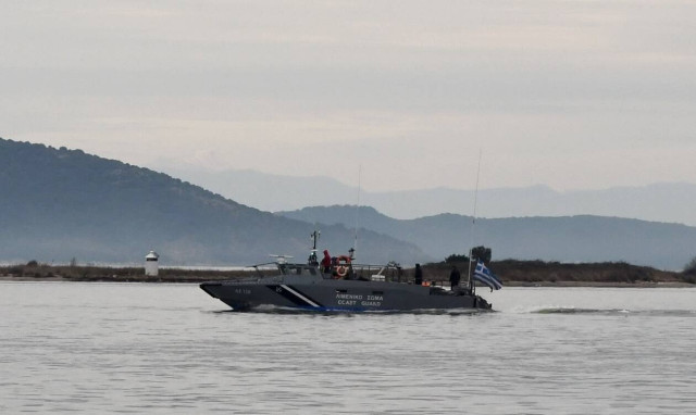 Five sailing boats with 450 migrants attempted to illegally enter Greece