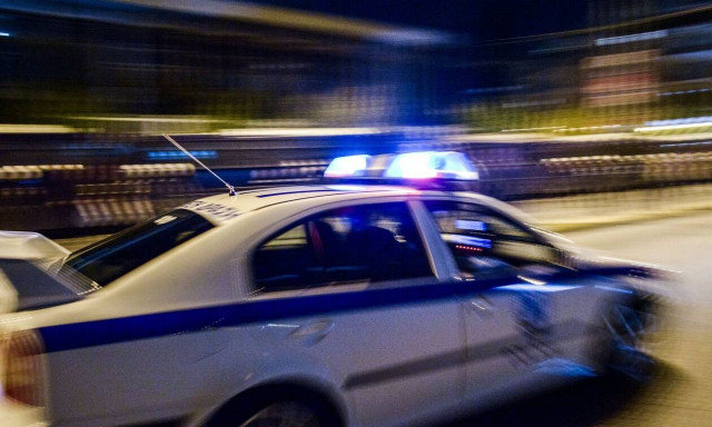 Θεσσαλονίκη: Χειροπέδες σε 27χρονη που εγκατέλειψε το νεογνό της σε είσοδο πολυκατοικίας