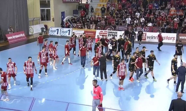 Ολυμπιακός – ΑΕΚ: «Άναψαν» τα αίματα στον τελικό, ήρθαν στα χέρια οι παίκτες (video)