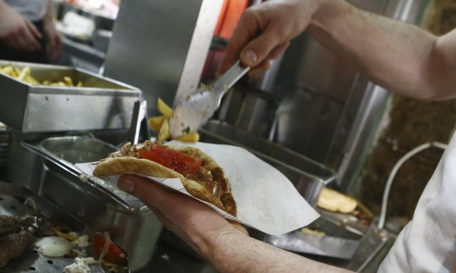 «Γονατίζουν» τα νοικοκυριά από την ακρίβεια: Σχεδόν 4 ευρώ έφτασε το σουβλάκι, αυξήσεις σε τρόφιμα