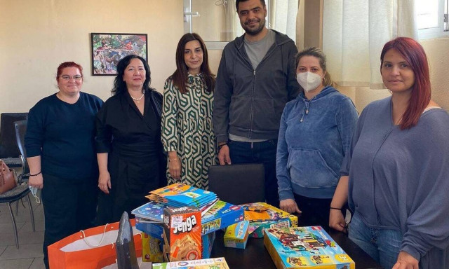 Το Μαξίμου έστειλε παιχνίδια στον ξενώνα φιλοξενίας κακοποιημένων γυναικών του Πειραιά