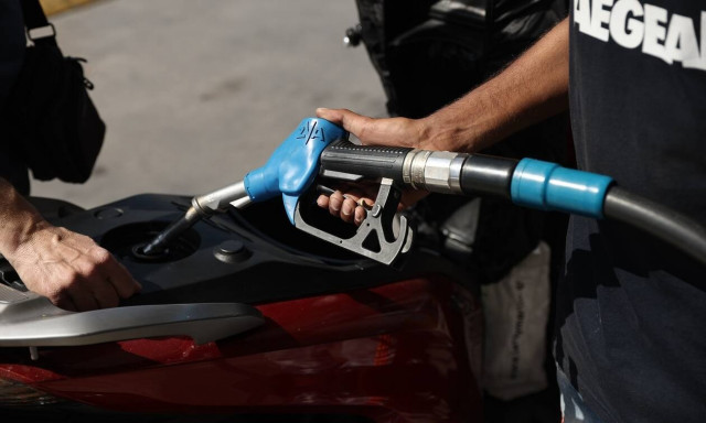Καύσιμα: Με «σπασμένα φρένα» η τιμή της βενζίνης, έφτασε και τα 2,6 ευρώ – Έρχονται νέα μέτρα