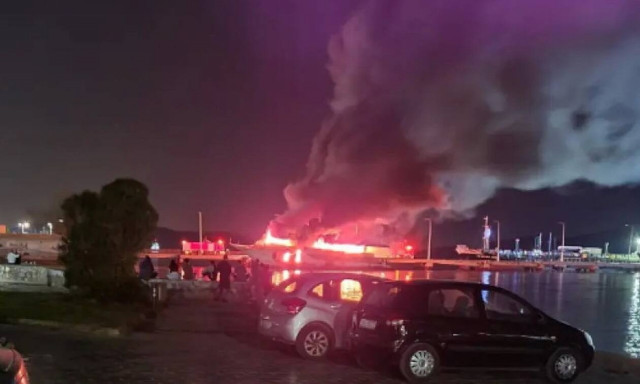 Ελευσίνα: Στις φλόγες σκάφος σε προβλήτα της πρώην αμερικανικής βάσης