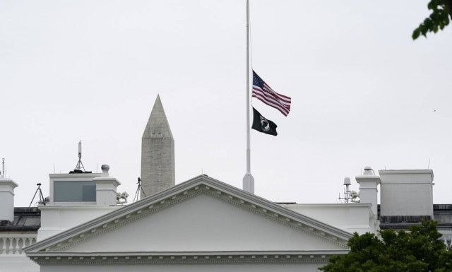 Μακελειό σε σχολείο στο Τέξας: Μεσίστιες οι σημαίες με διαταγή Μπάιντεν