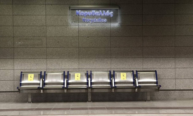 Κορυδαλλός: Εν ζωή ο άνδρας που έπεσε στις γραμμές του μετρό - Κρίσιμη η κατάστασή του