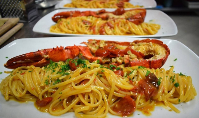 Νέα καταγγελία για εστιατόριο στη Μύκονο: Πλήρωσαν 1.500 ευρώ για μια αστακομακαρονάδα