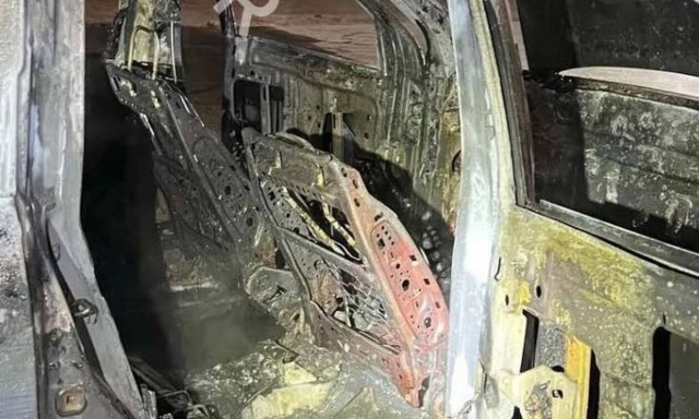 Αυτοκίνητο «λαμπάδιασε» στην Αρτέμιδα (pics&vid)