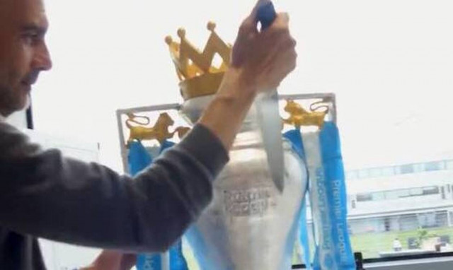 Premier League: Κέικ στη μορφή της κούπας για τη Μάντσεστερ Σίτι (video)