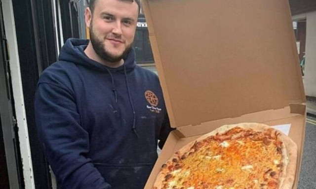 Ιδιοκτήτης πιτσαρίας βρήκε στα σκουπίδια πελάτη την παραγγελία που δήθεν δεν έλαβε (vid)