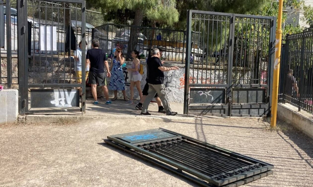 Καγκελόπορτα έπεσε πάνω σε παιδί σε παιδική χαρά στα Εξάρχεια