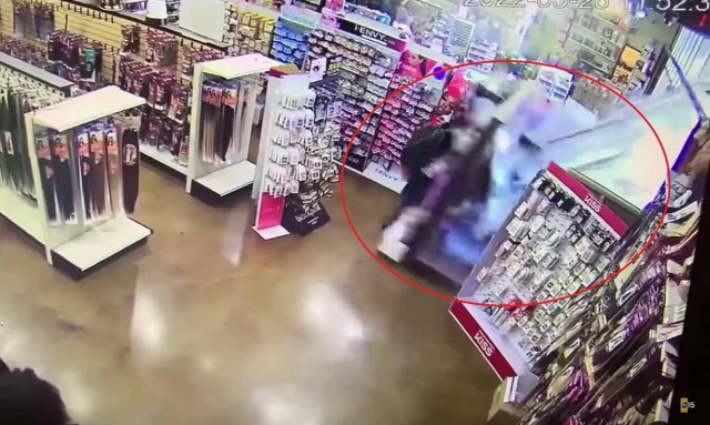 ΗΠΑ: Αυτοκίνητο... εισέβαλε σε κατάστημα - Δυο τραυματίες