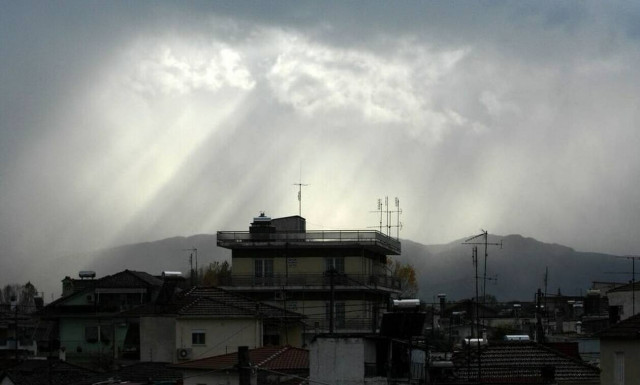 Διπρόσωπος ο καιρός το Σαββατοκύριακο: Ζέστη με ήλιο το Σάββατο, καταιγίδες και κρύο την Κυριακή