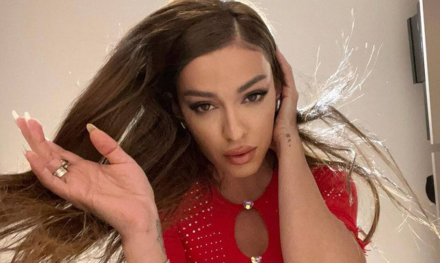 «Έκαψε» το Instagram: Η Ελένη Φουρέιρα έμεινε μόνο με το πουκάμισο (photos)