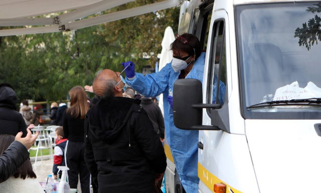 Κορονοϊός: 2.575 κρούσματα σήμερα με 272 επαναλοιμώξεις – Στους 132 οι διασωληνωμένοι