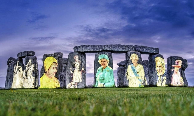 Πλατινένιο Ιωβηλαίο: Ο εντυπωσιακός φωτισμός του Στόουνχεντζ με τη φιγούρα της βασίλισσας Ελισάβετ