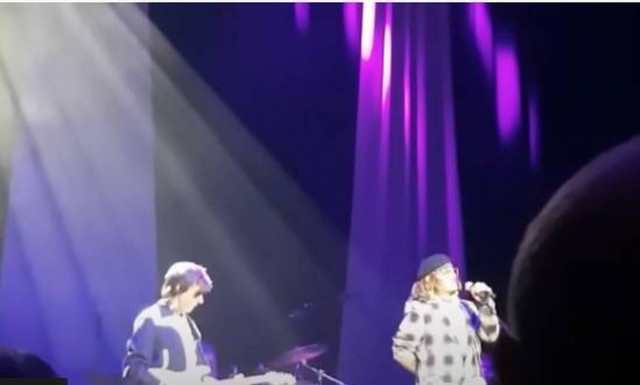 Ο Τζόνι Ντεπ «ροκάρει» στη σκηνή, εν αναμονή της απόφασης για την πολύκροτη δίκη με τη Χερντ