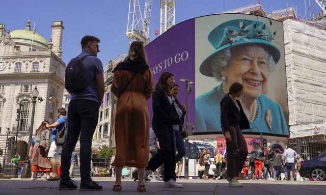 Πλατινένιο Ιωβηλαίο: Οι παρελάσεις, οι εκδηλώσεις και η συναυλία έξω από το Παλάτι του Μπάκιγχαμ