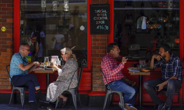 Βρετανία: Λίγοι θα μπορούν να γευματίζουν έξω τους επόμενους μήνες - Το τοξικό κοκτέιλ της ακρίβειας
