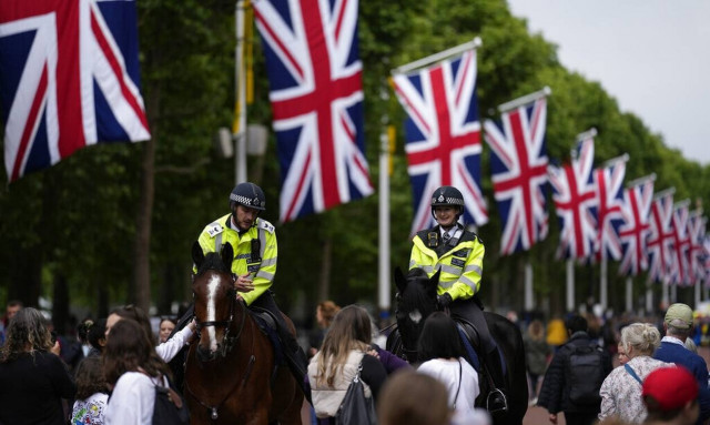 Πλατινένιο Ιωβηλαίο: Κατασκηνώνουν στο δρόμο για μια καλή θέση στους εορτασμούς οι Βρετανοί