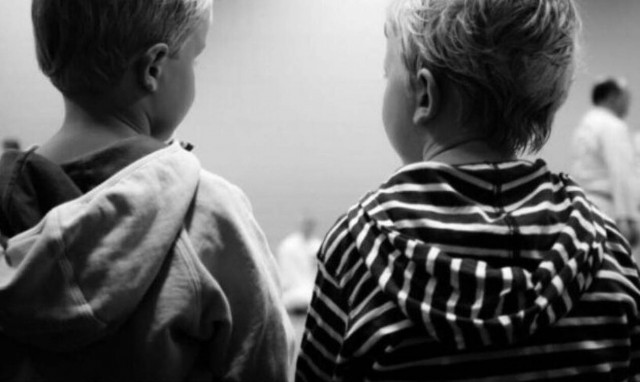 Θλίψη: Χωρίζουν ξανά τα δύο αδερφάκια που ζούσαν σε ακατάλληλες συνθήκες