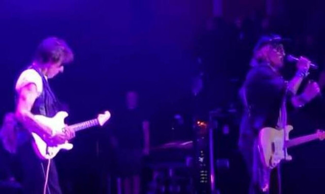 Ο Τζόνι Ντεπ ανέβηκε πάλι στη σκηνή σε συναυλία του Τζεφ Μπεκ στην Αγγλία