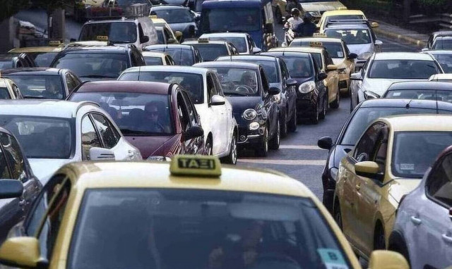 Λεωφόρος Βάρης: Καραμπόλα αυτοκινήτων στα «Βλάχικα» - Καθυστερήσεις και ουρές χιλιομέτρων