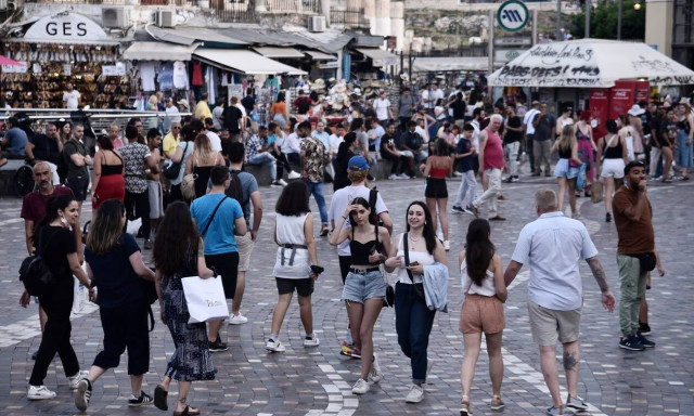 Κορονοϊός: Τέλος η μάσκα σε εσωτερικούς χώρους από την Τετάρτη - Πότε θα επιστρέψει ξανά