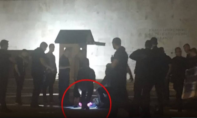 Πλατεία Συντάγματος: Πανό που έγραφε «Βασιλιάς Μίνωας πραξικόπημα» είχε ο ένοπλος που συνελήφθη