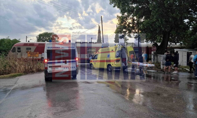 Σκύδρα: Τρένο παρέσυρε αυτοκίνητο - Μία σοβαρά τραυματίας (video)