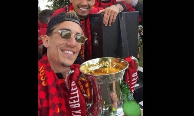 Κώστας Τσιμίκας: Τρολάρει τους συμπαίκτες τους στη Λίβερπουλ τραγουδώντας όπερα