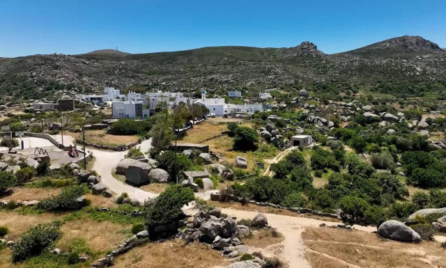 Βώλαξ: Το «εξωγήινο» πανέμορφο χωριουδάκι στην καρδιά των Κυκλάδων (video)