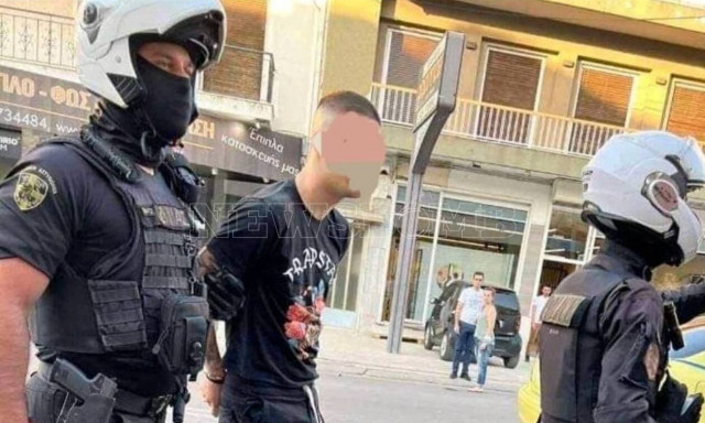 Η στιγμή της σύλληψης του 22χρονου τράπερ - Ποινική δίωξη για παράνομη οπλοκατοχή