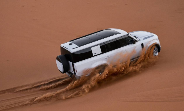Τo νέο Land Rover Defender 130 έχει θέσεις για μέχρι και οχτώ