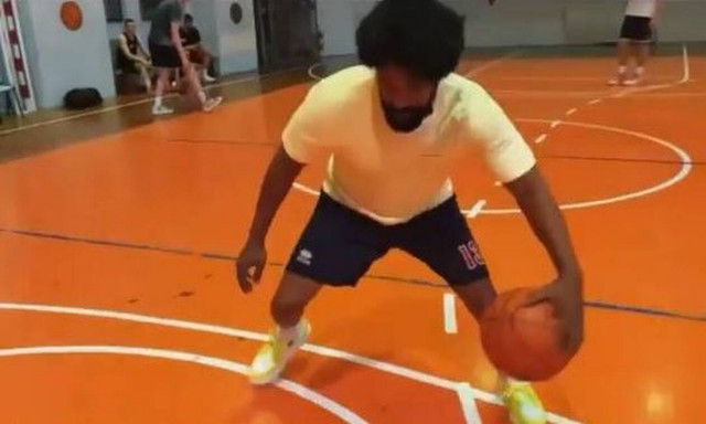 Τζέιμι Φοξ: Παίζει μπάσκετ στη ΧΑΝΘ και χορεύει σε γνωστό εστιατόριο της Θεσσαλονίκης