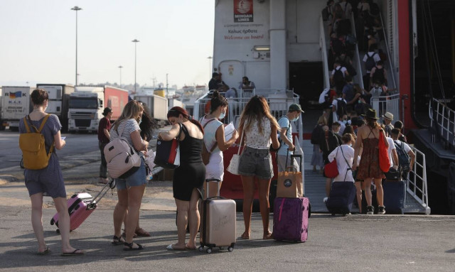 Πλεύρης: Γιατί μπορεί να μείνει η μάσκα στα πλοία – Πολύ πιθανή η τέταρτη δόση σε όλους το φθινόπωρο