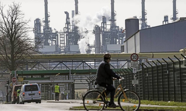 Η Ρωσία κερδίζει 800 εκατ. δολάρια την ημέρα από πωλήσεις πετρελαίου και φυσικού αερίου