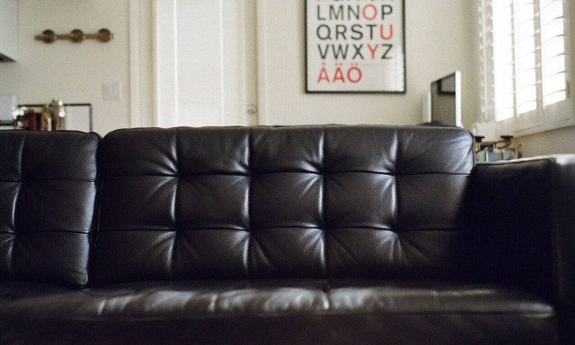 ΗΠΑ: Βρήκε 36.000 δολάρια σε καναπέ που της χάρισαν μέσω ίντερνετ (video)