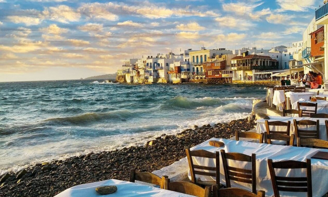 Μύκονος: Στη Δικαιοσύνη προσφεύγουν οι δυο τουρίστριες που πλήρωσαν «χρυσό» ένα πιάτο καβουροπόδαρα