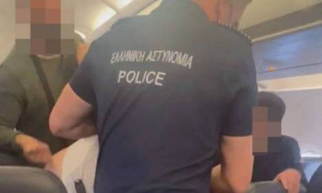 Απίστευτο περιστατικό σε πτήση προς Κρήτη: Αδέρφια πλακώθηκαν επειδή ο ένας… ούρησε τον άλλο