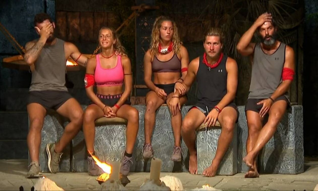Survivor: Δεν φεύγει με τίποτα ο Μαρτίκας - Αυτή αποχώρησε από το παιχνίδι (video)