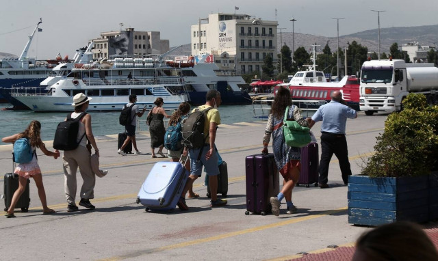 Χρήση μάσκας: Μπερδεμένοι πολίτες και τουρίστες για τις εξαιρέσεις μετά το τέλος του μέτρου